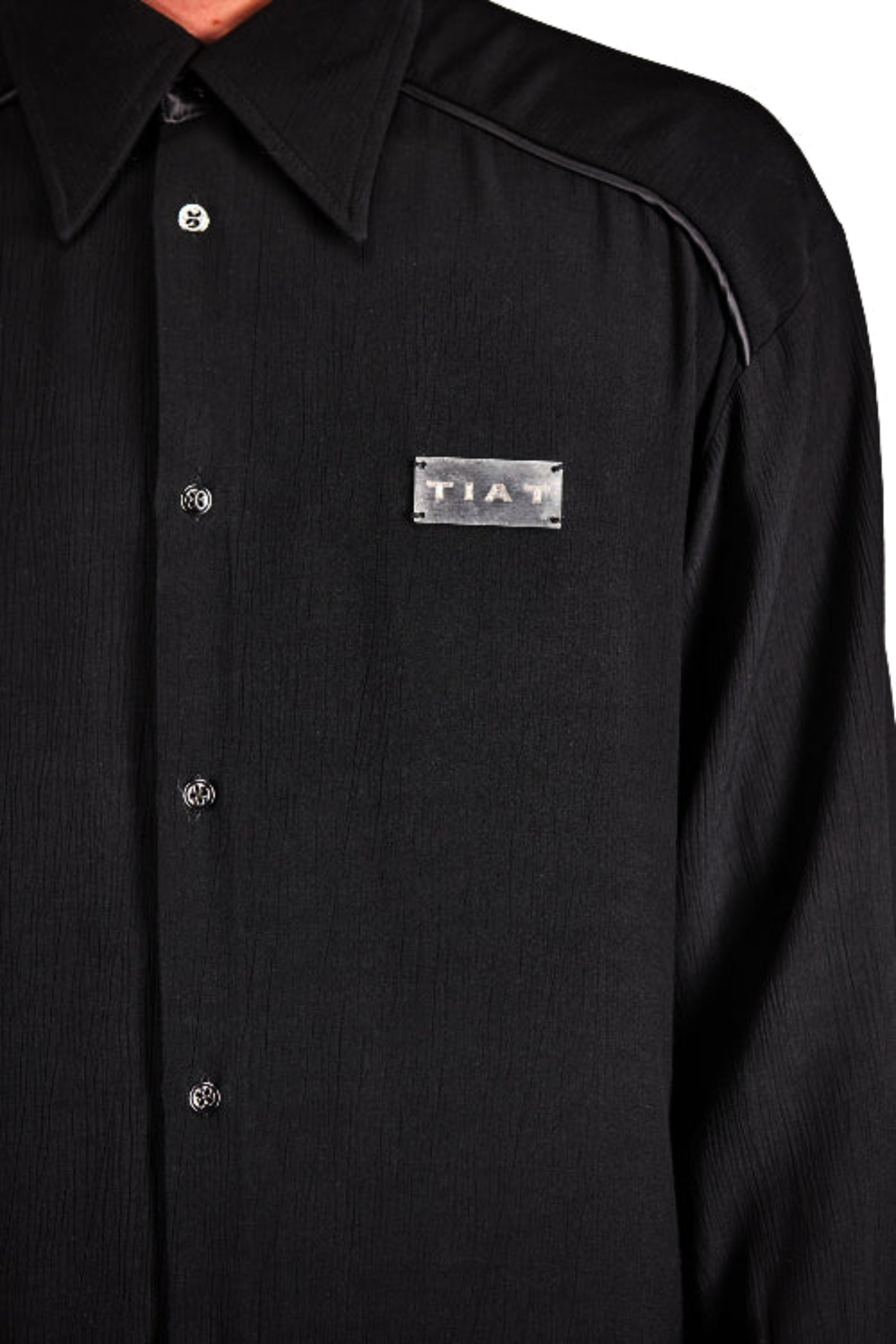 Tiat Occulta bellezza Metal Tag camicia nera viscosa