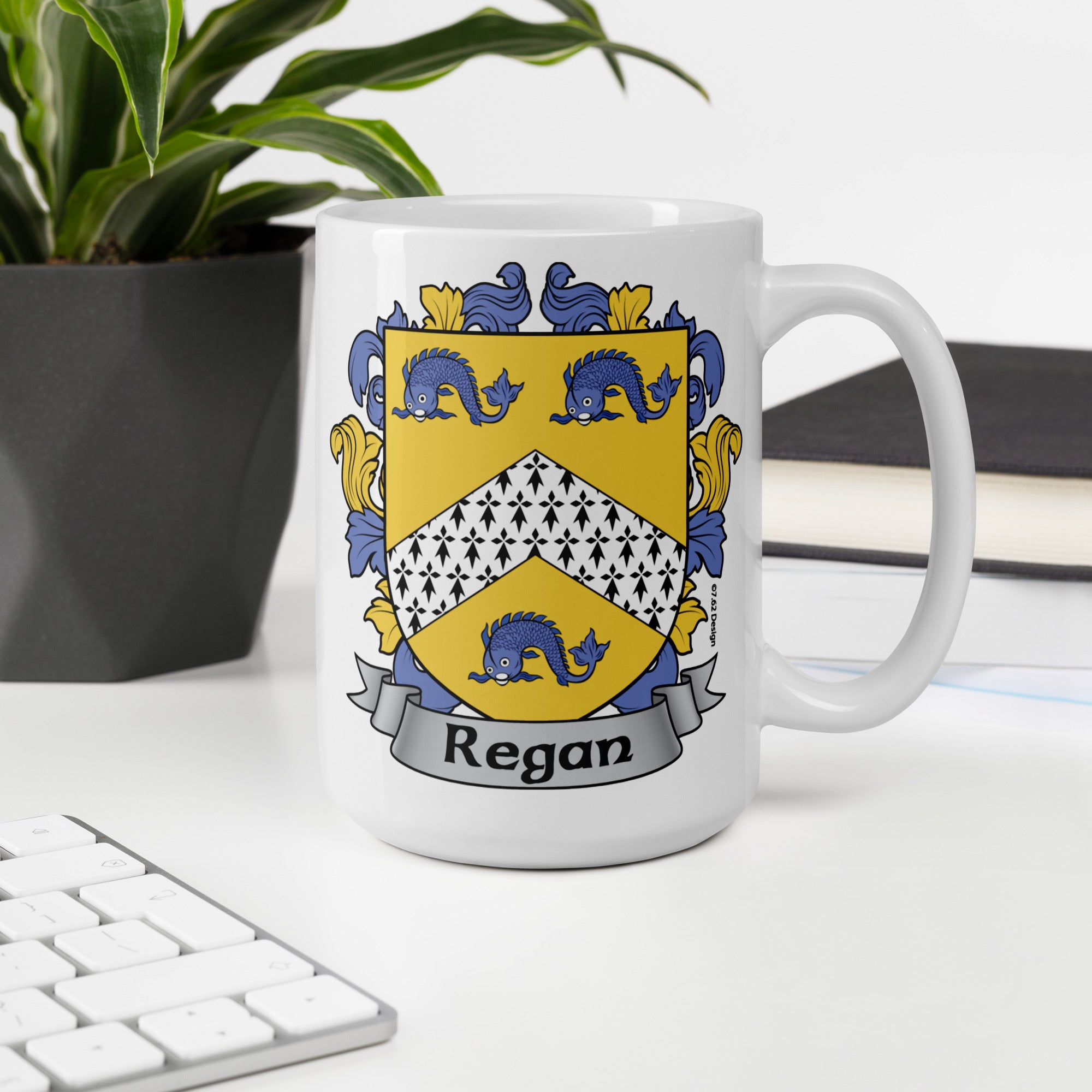 7.62 Design Regan Irish Crest Tazza Ceramica 15oz Stemma