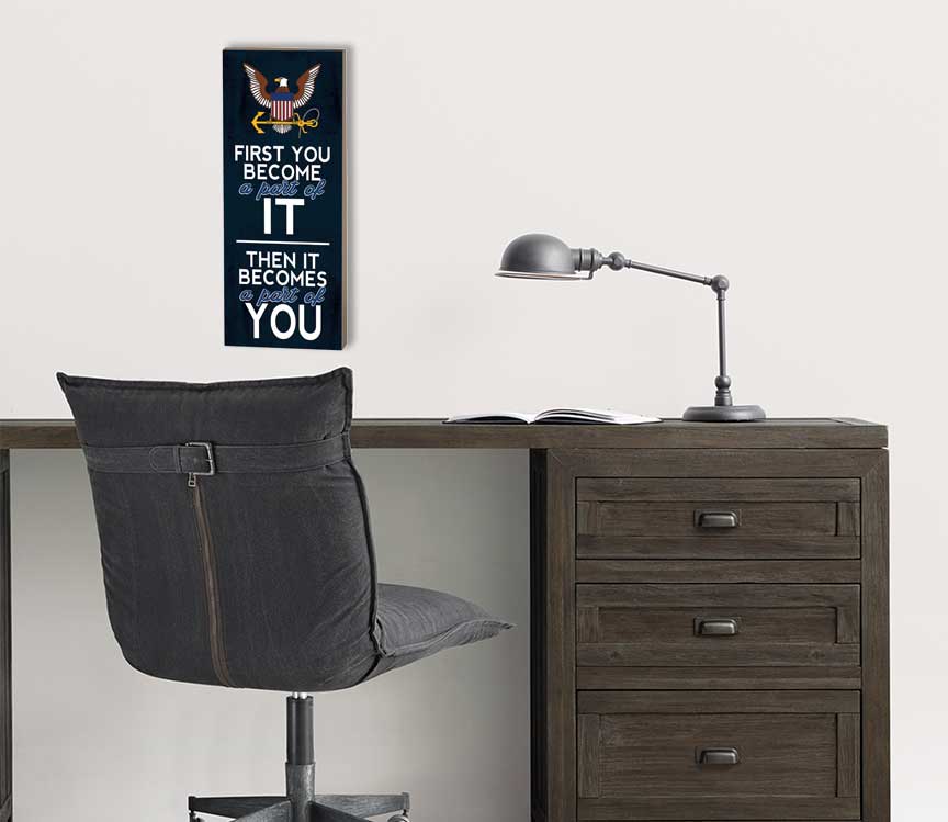 7.62 Design US Navy First You Become targa legno 17x45 cm